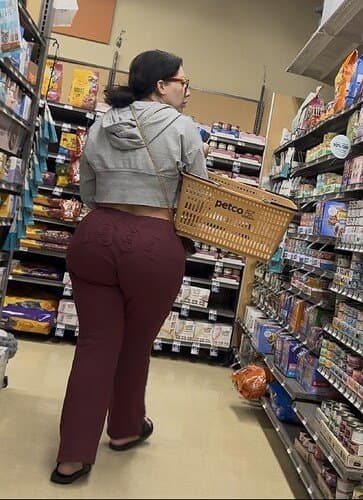 Alluring big booty shopping (not oc)