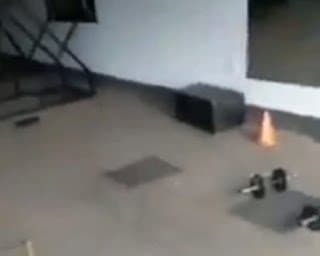 Garimpeiro flagra  a esposa na cama com personal trainer