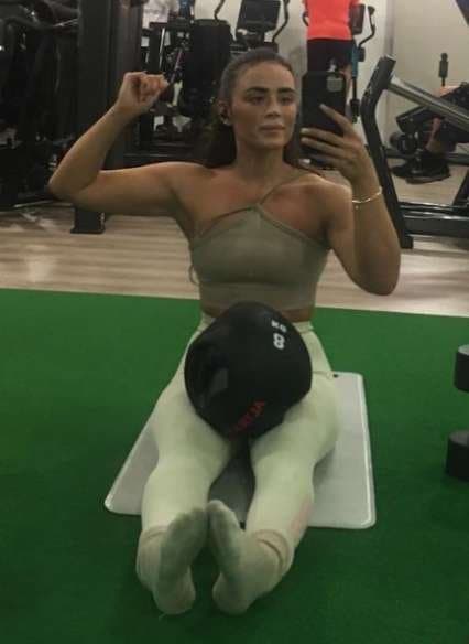 Come tell me if you know this uk surrey slut kik uklondon28 tell me if what you would do to her