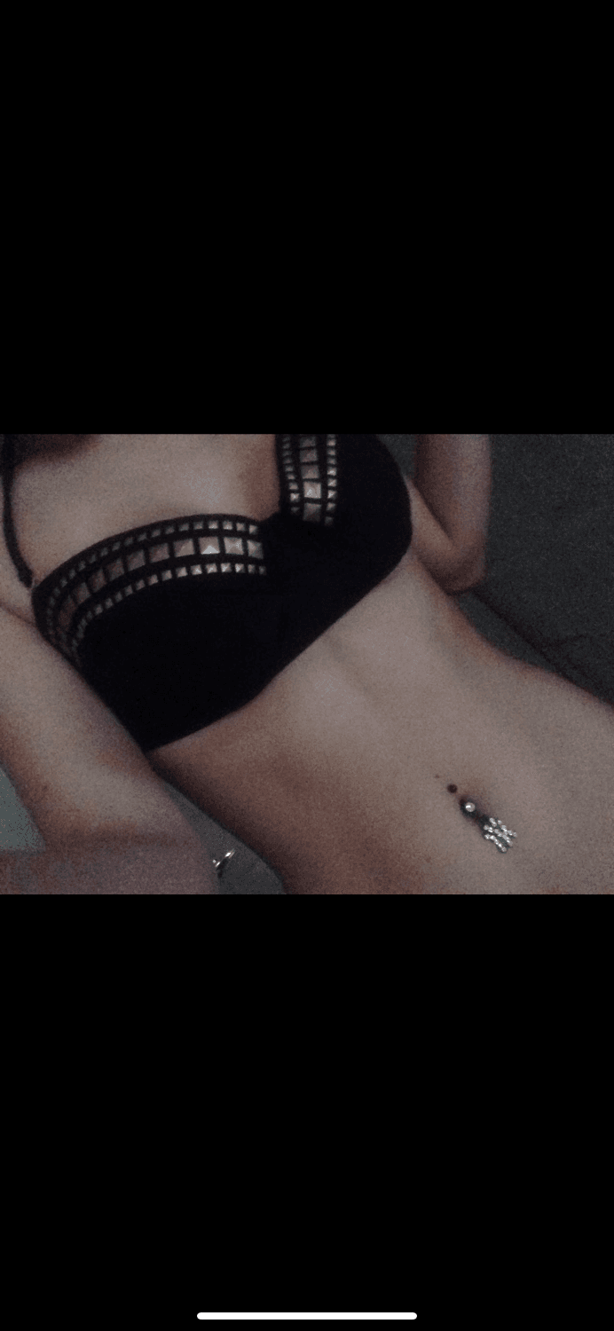 Best friends Jessi and Bella love taking pictures together