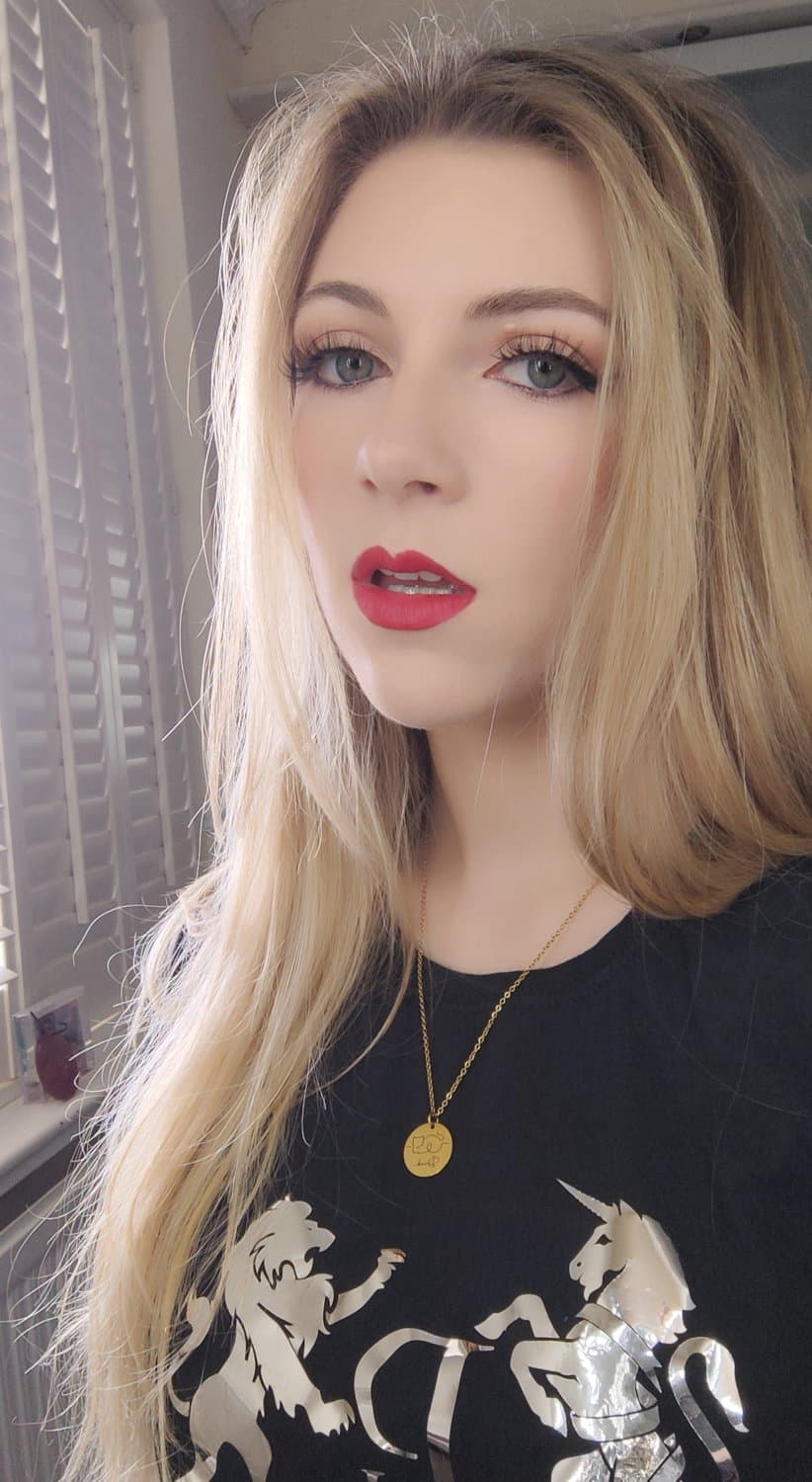 Wanna see me play with my tits Darling