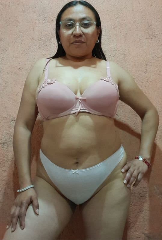 Click to view full size Sexy Latina wife Deyra fully nude