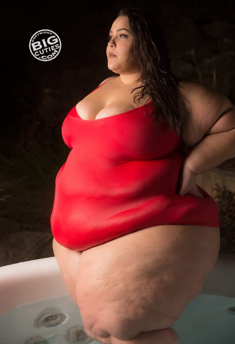 Click to view full size FAT GIRL SEXY JUICY RED APPLE