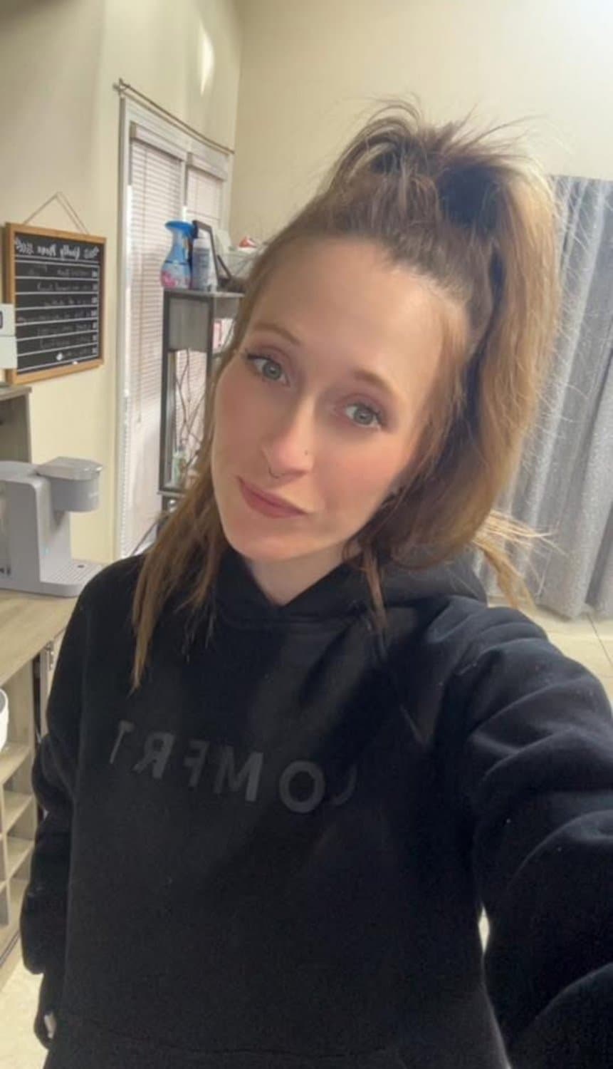 My friends hot mom I stroke to way too much… who wants to chat stroke and cum to the bitch?!