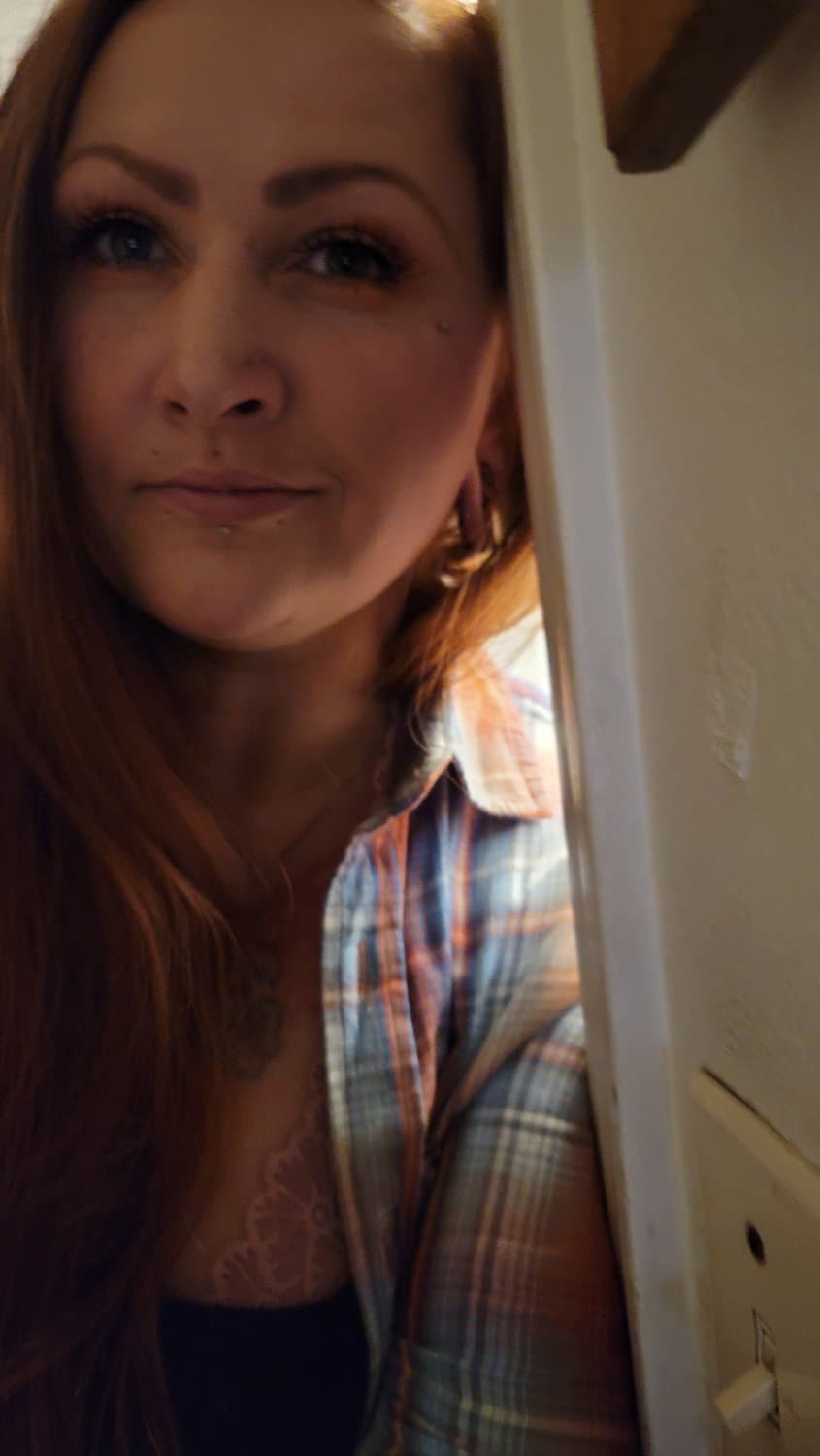 You know her check my profile. I want her cum home used. Plz suduce her.Pass to friends. Want cre p