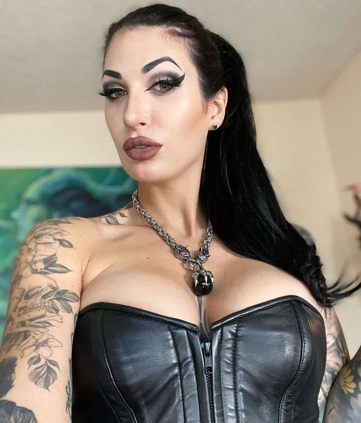 Even A 6’1 Female Dom Can’t Resist BBC