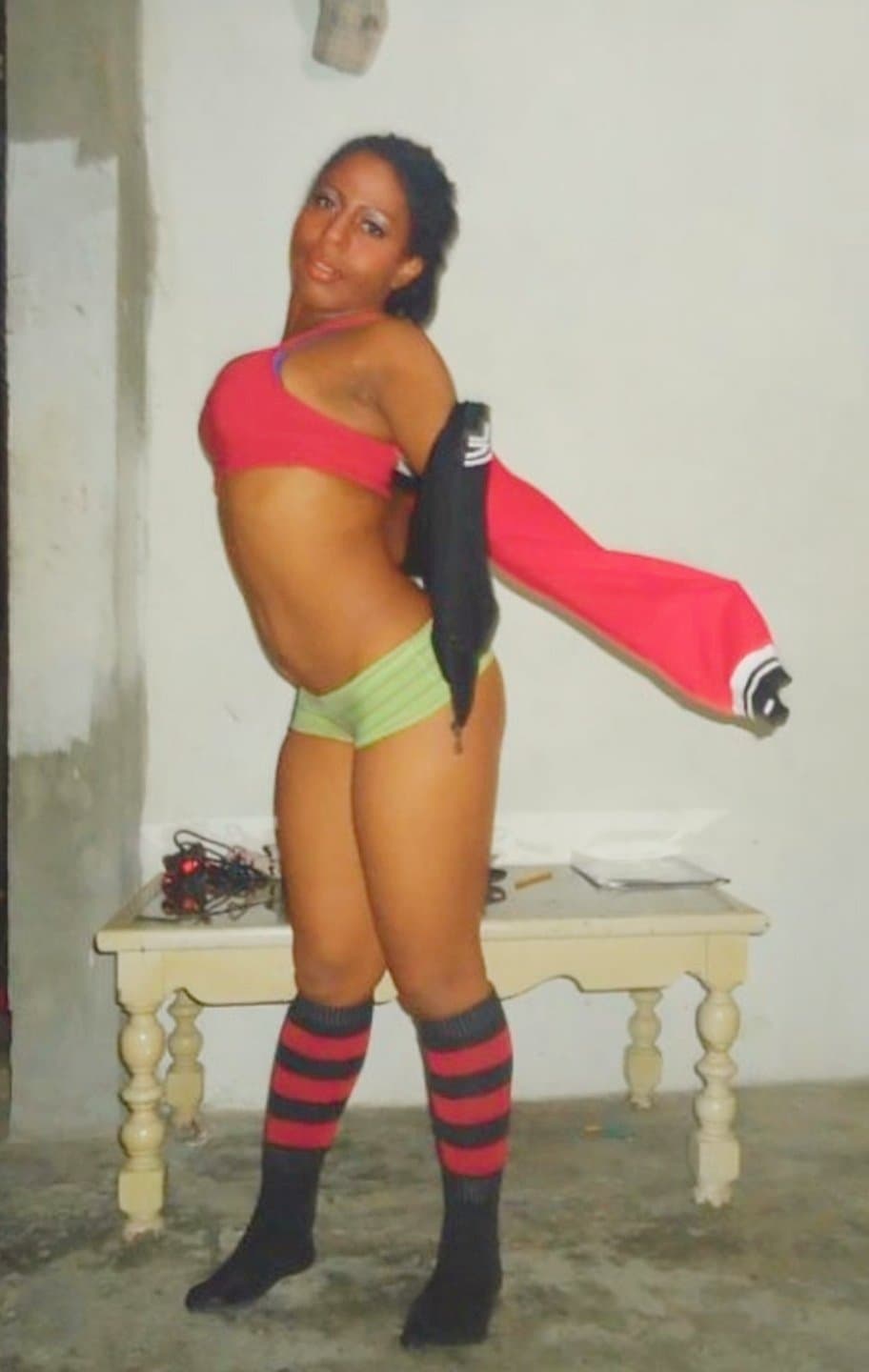 Click to view full size Valeria Cortéz - Bailarina de "Baila la Noche" - la conocí en la playa y me envía fotos sexy