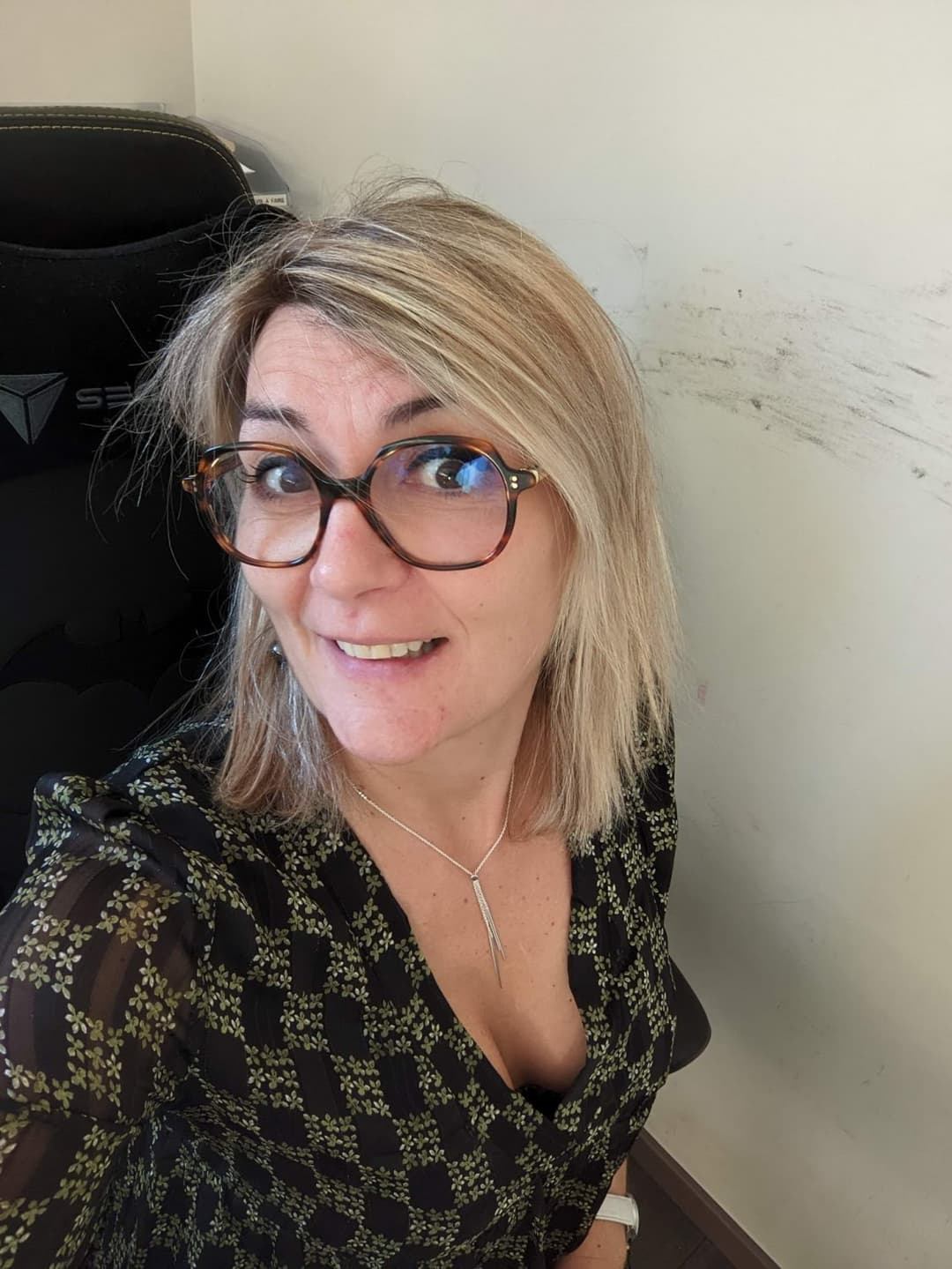 Secretaire salope se masturbe au bureau (France)