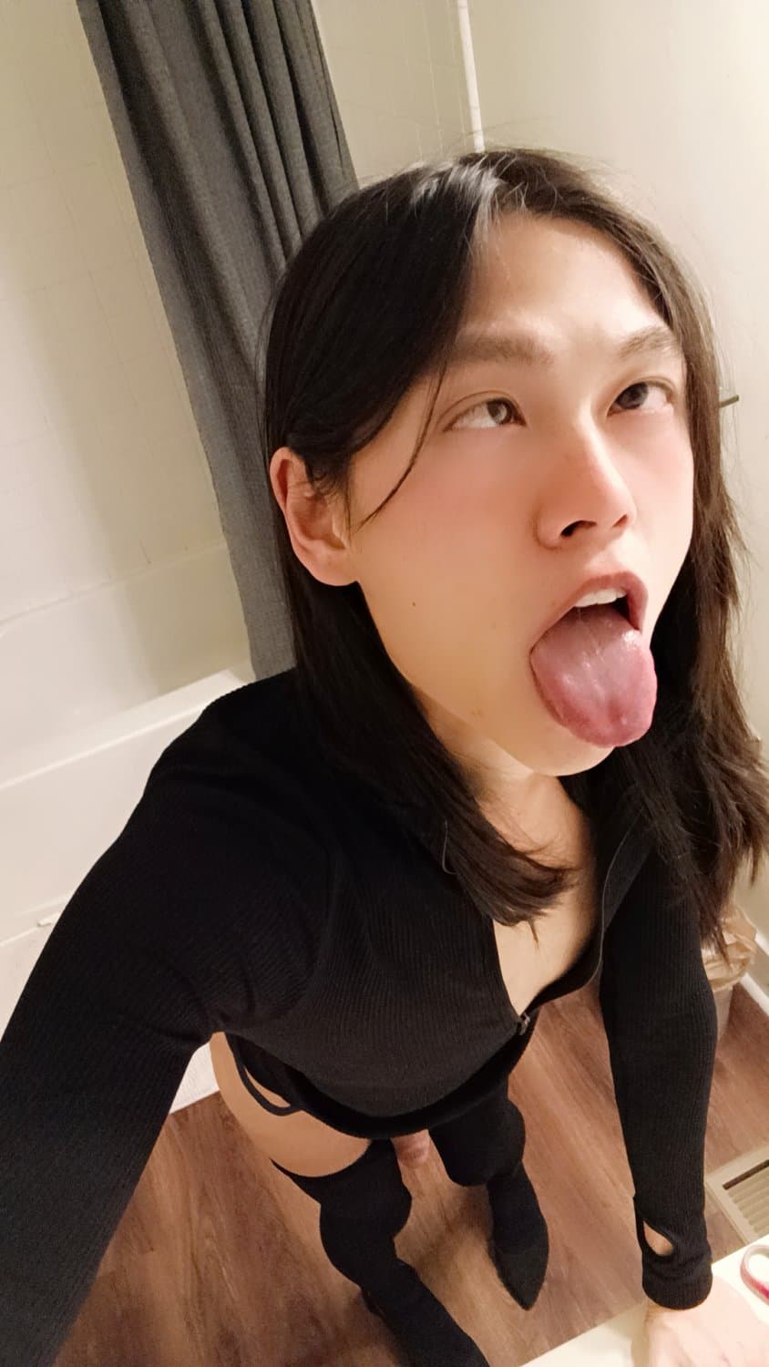 Skin tight shirt always make ne super hotny♡♡♡