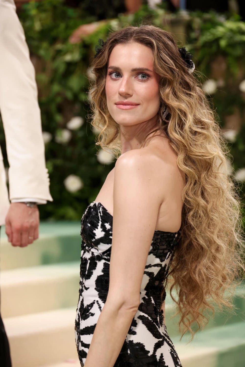 Blue eyed actress Allison Williams is a natural beauty. That pretty face is ready for your hot load