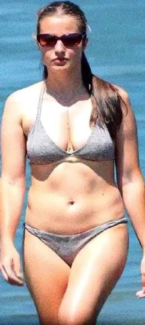 Ella le encanta que nos masturbemos con su orto ella pide pija a gritos y que le den duro