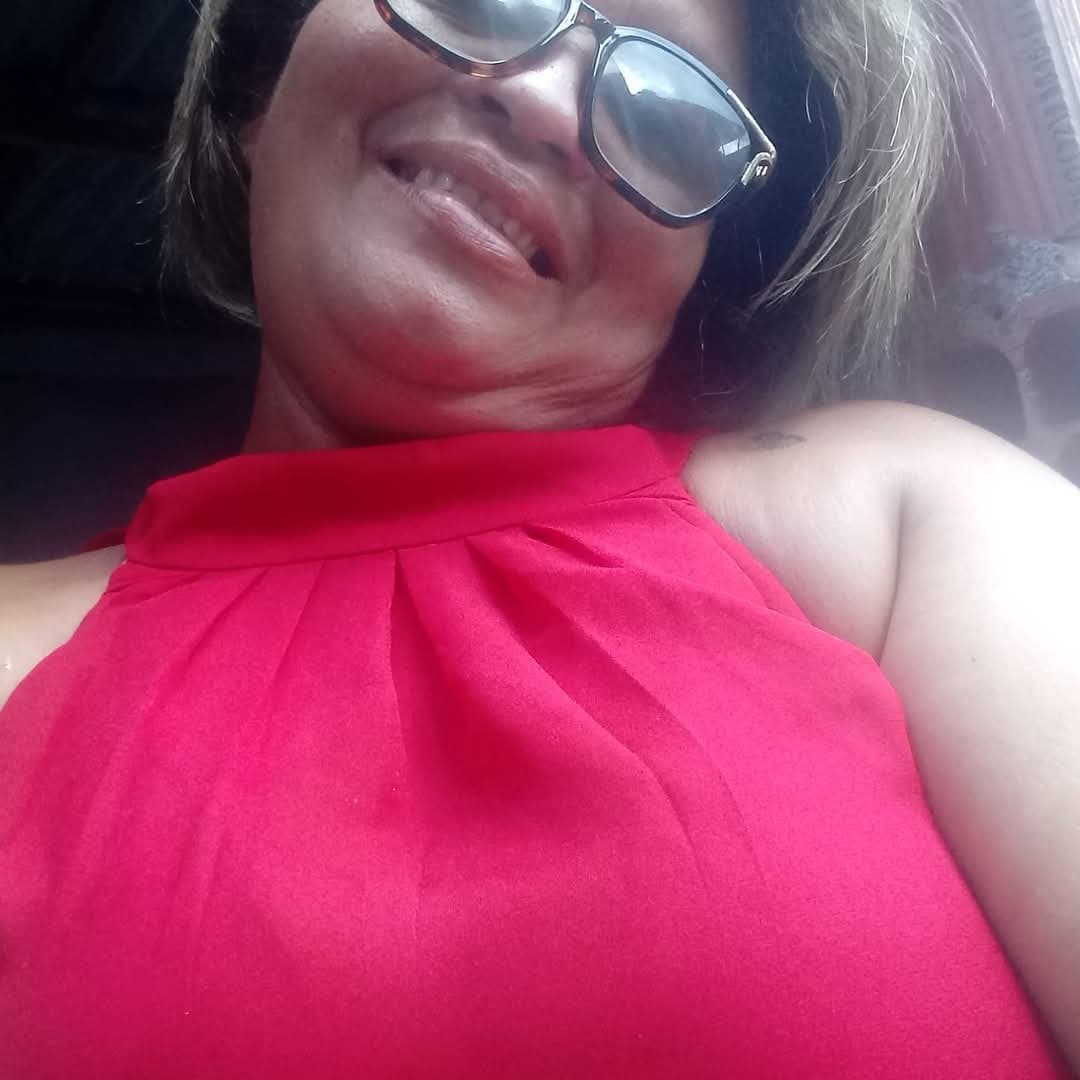 Fabiana velha deliciosa da buceta gigante e faminta por pau grande e cheio de porra !!!