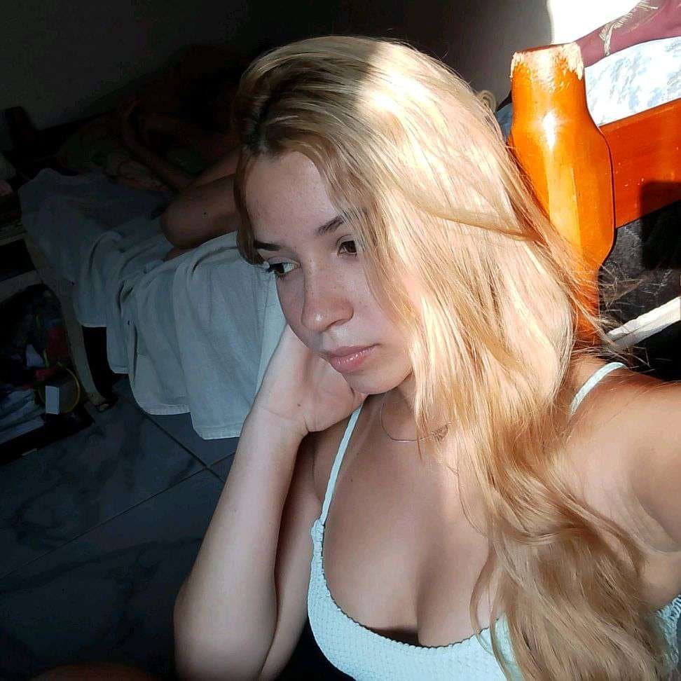 Loirinha vazada dando e gemendo alto pra traficante