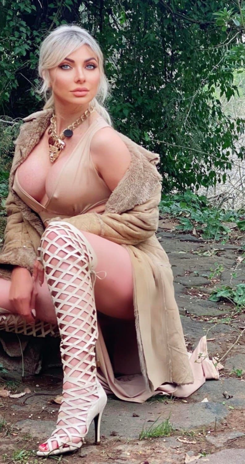 Click to view full size Mature Arab slut milf begs for a huge dick and face slapping