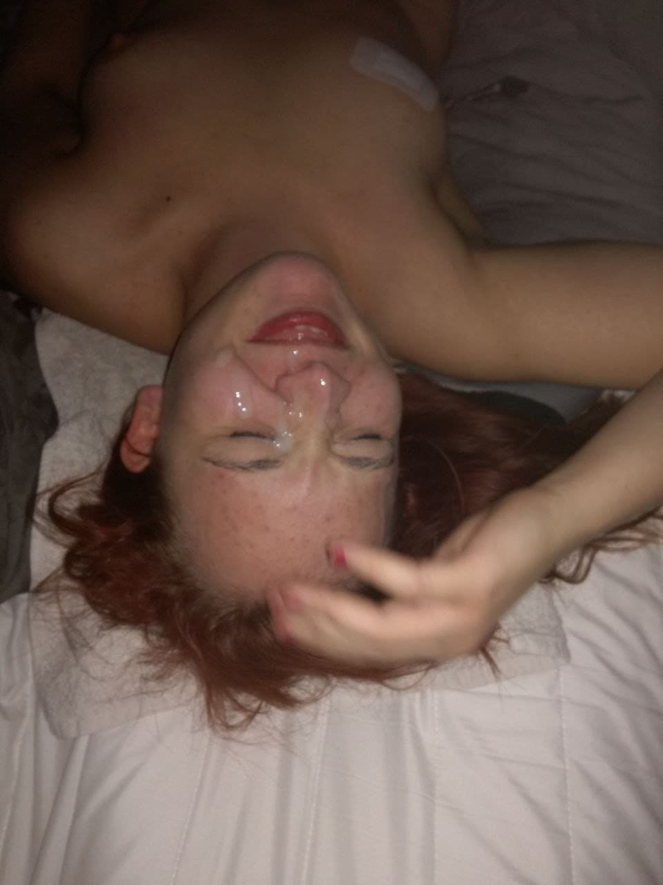 Schlampe Julia.h aus Deutschland mit Sperma im Gesicht