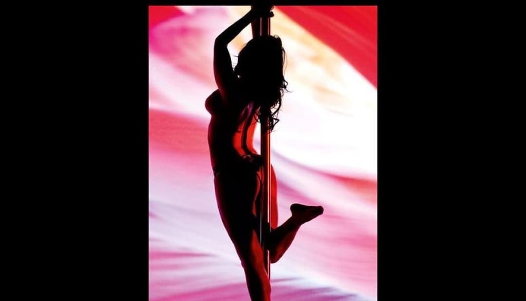 Totally naked MILF Pierina shows off her Latina body