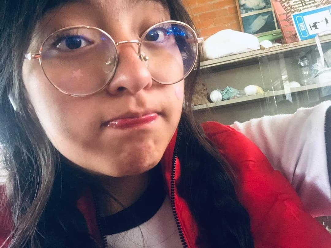 Morrita pendeja colegiala que le gusta ser exhibida y es adicta a tragar semen