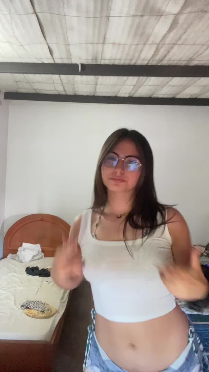 Tiktoker bailando funky