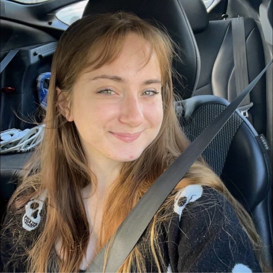 Cute round face IRL Elizabeth. Cmon baby, show us more of those sexy tits.