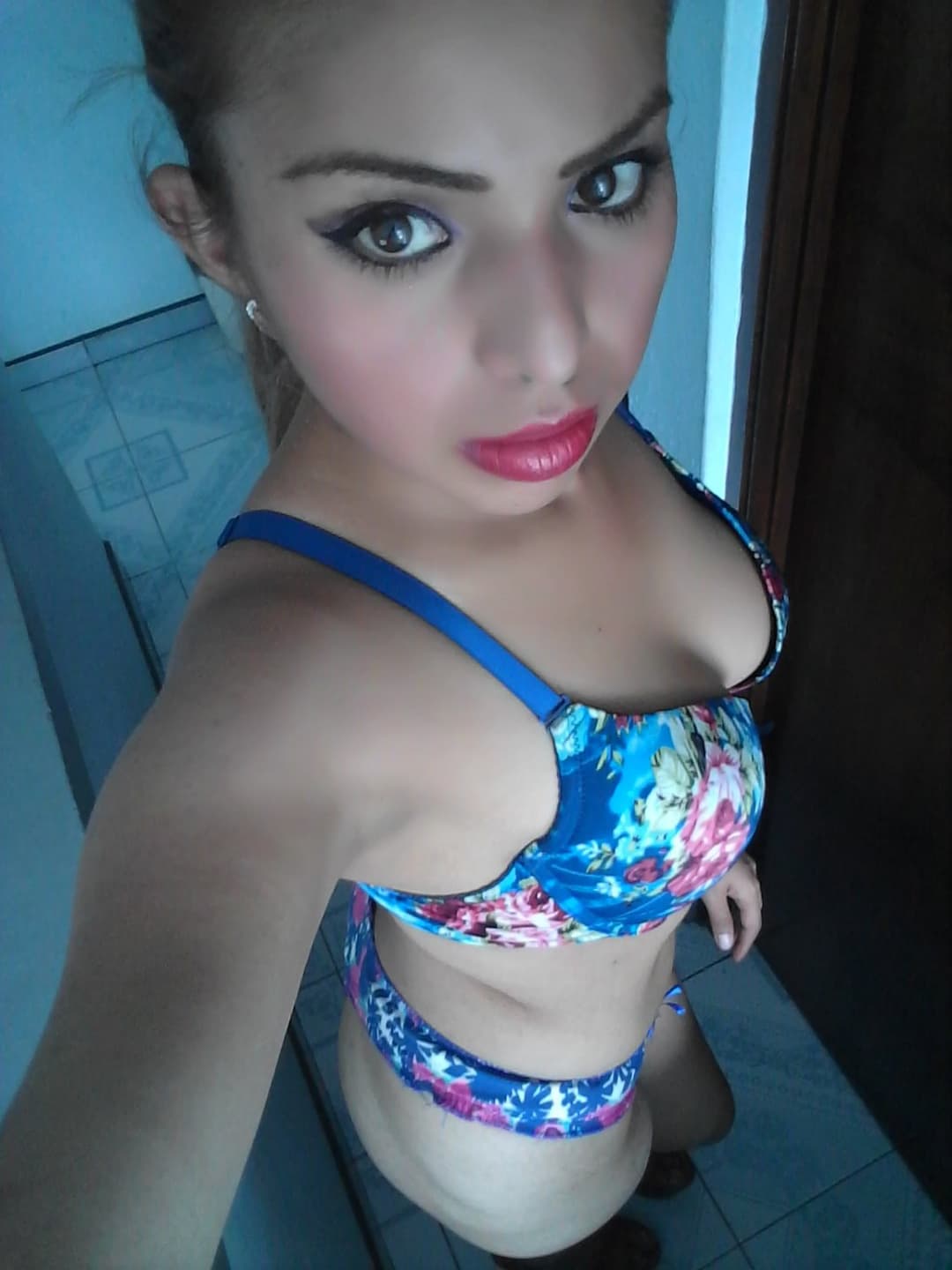 Carlita luciendo lenceria azul