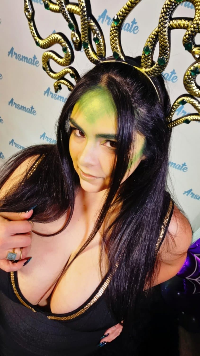 ?? Airbnb, open windows, street sound... and 69 reasons for the day to burn even more. ??