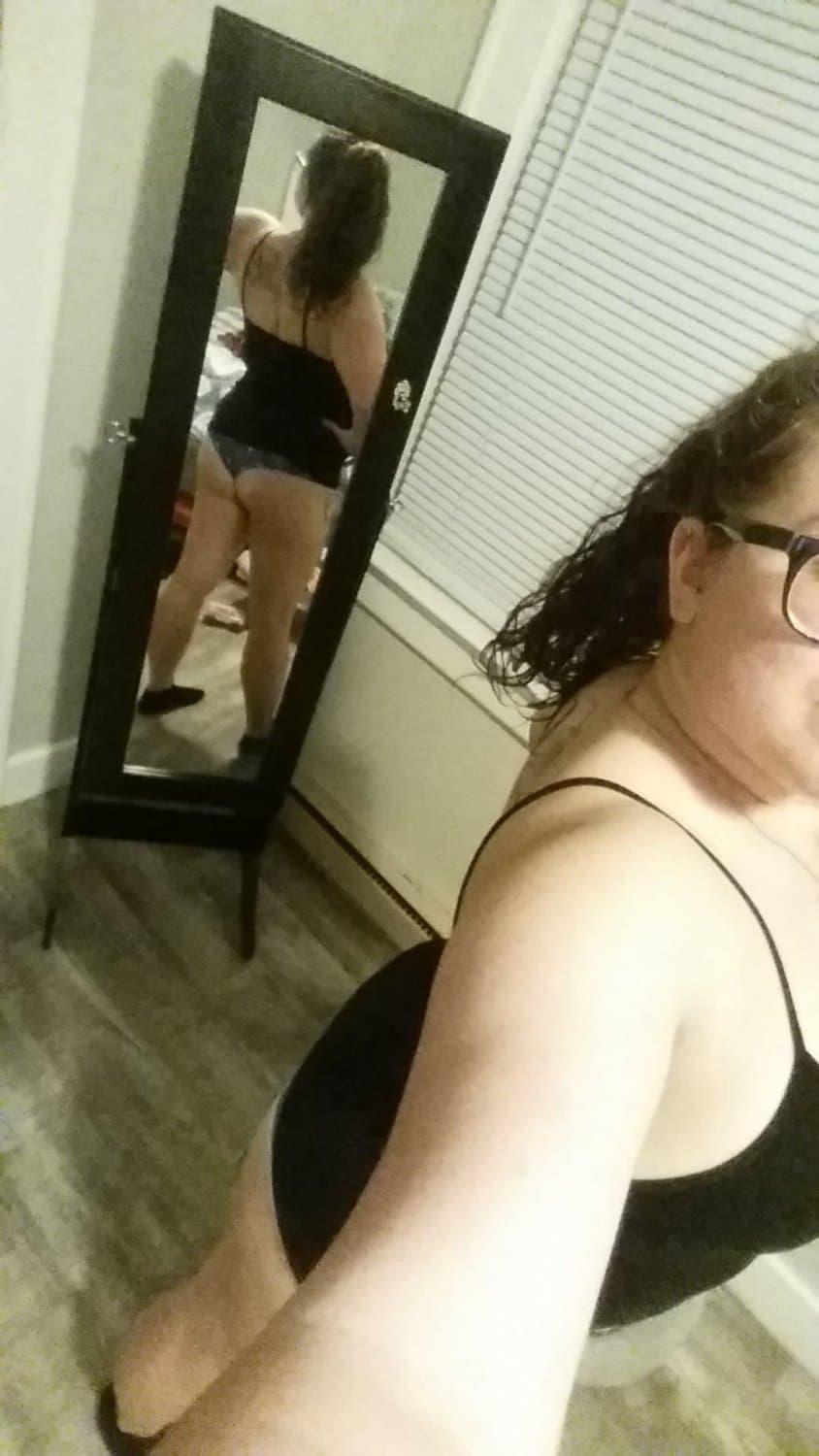 Hot blonde milf Katie totally naked!