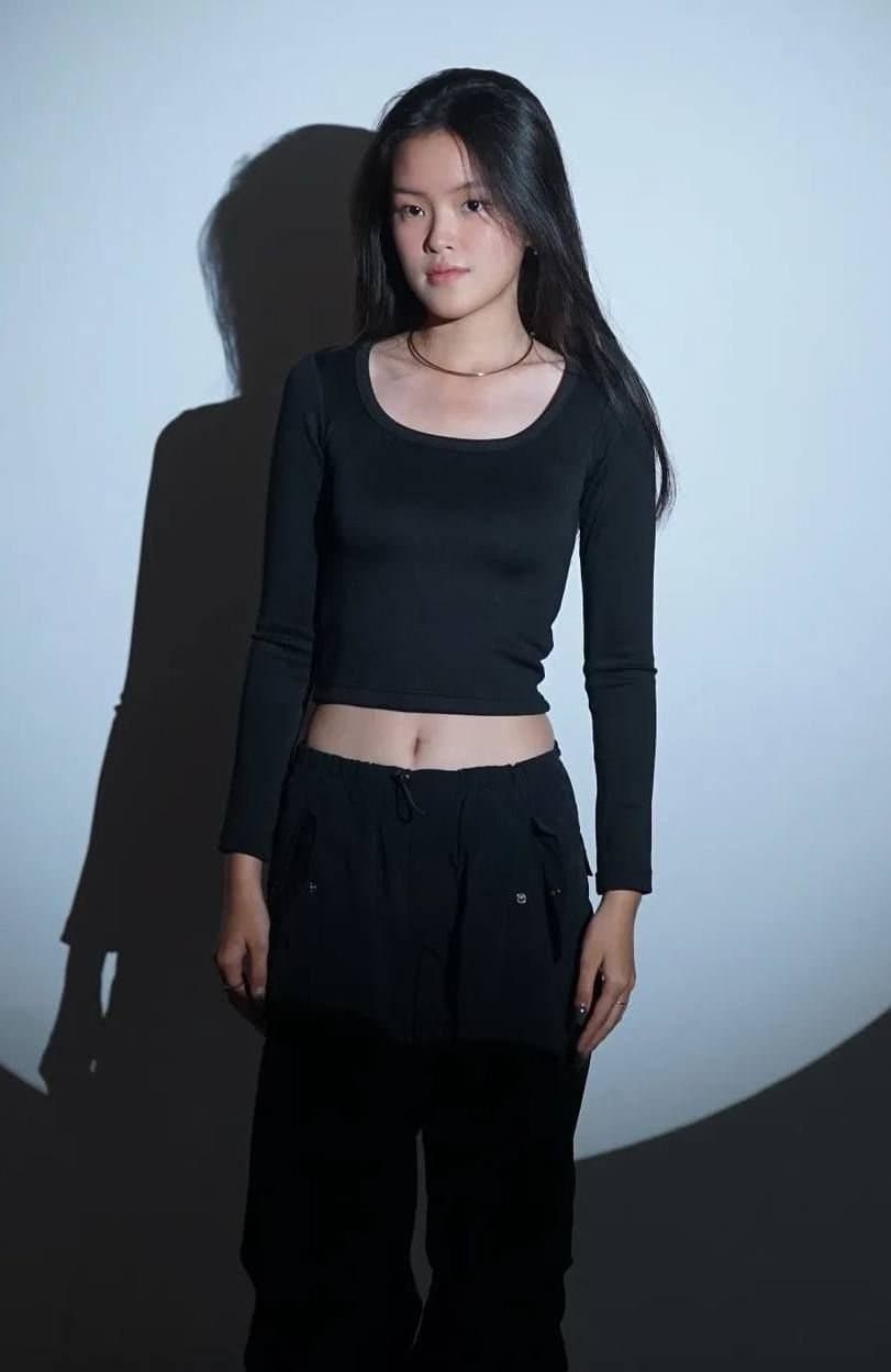 Classy slut from Singapore is an attention whore