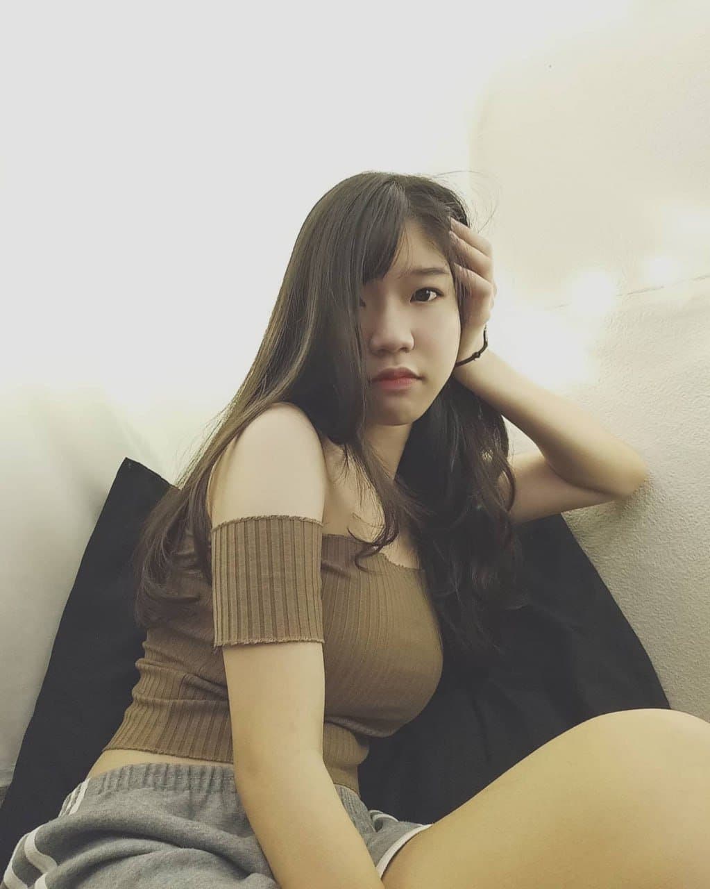 Sexy Big boobs Thai college babe shows her hot and busty body on Instagram