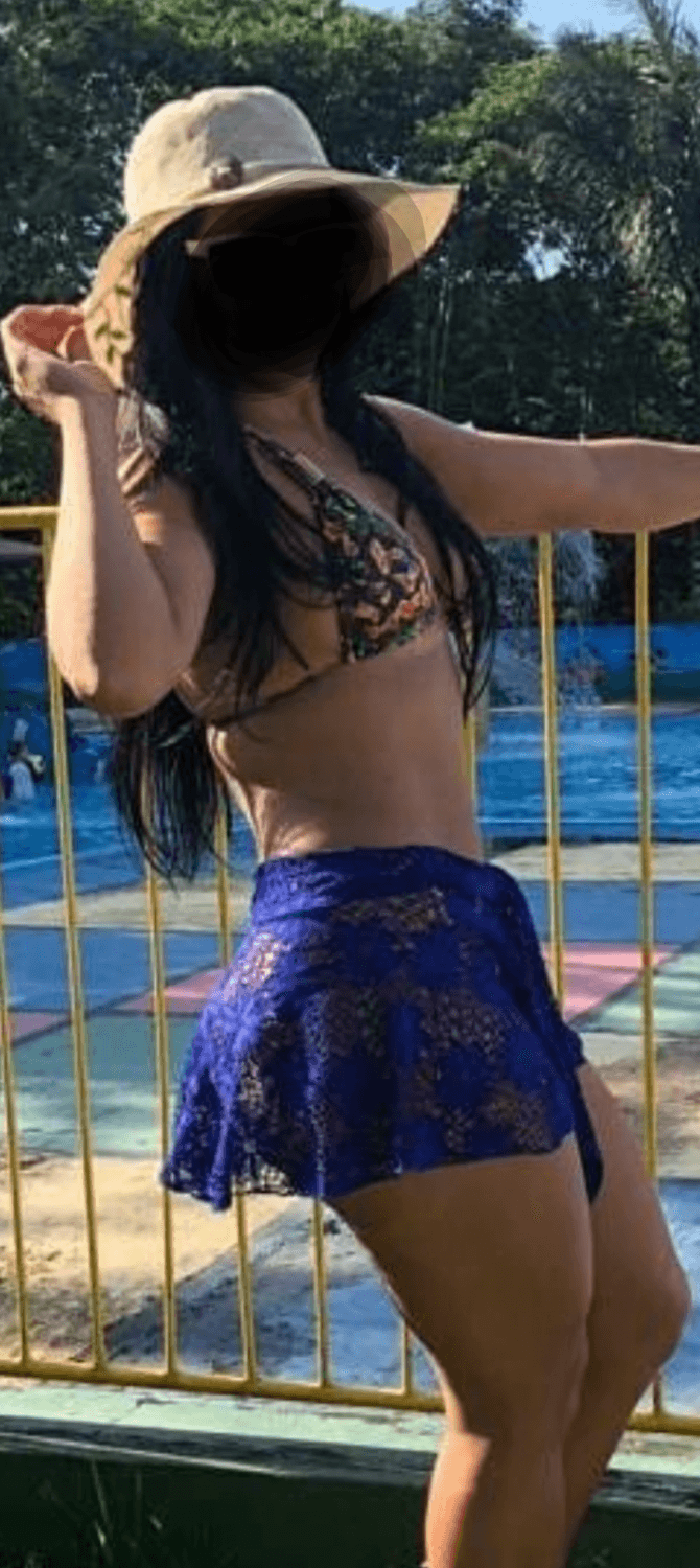 Tia gostosa, fica tão safada quando bebe uma cerveja. Sou doido pra chupa ela todinha essa gostosa?