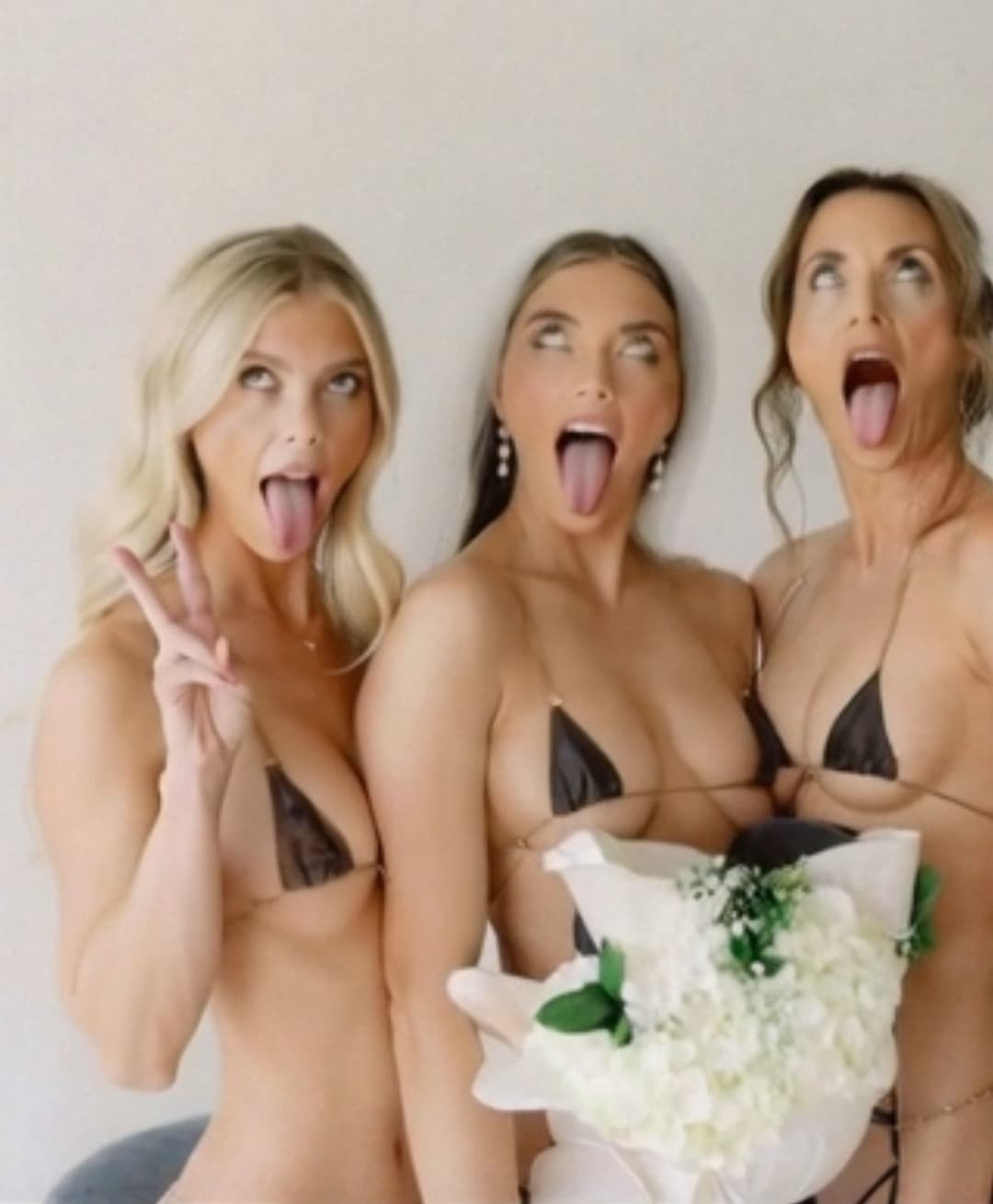 Click to view full size Bridal Boudoir leaked of Gracie joined by her 19 teen sister Kayna