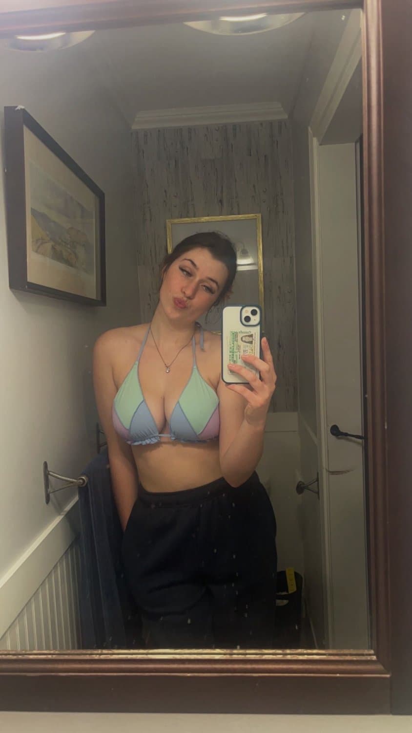 Click to view full size Which sister is hotter Skylar and Alexis