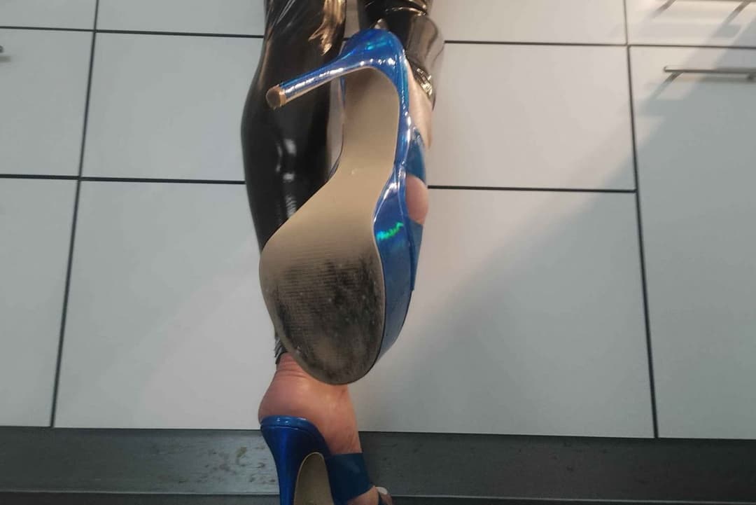 Sexy Feet in blue High Heels ??