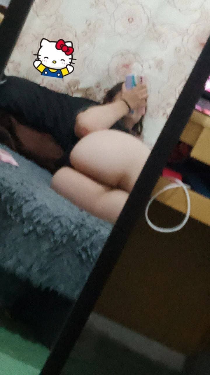 Cornudo con puta gótica culona