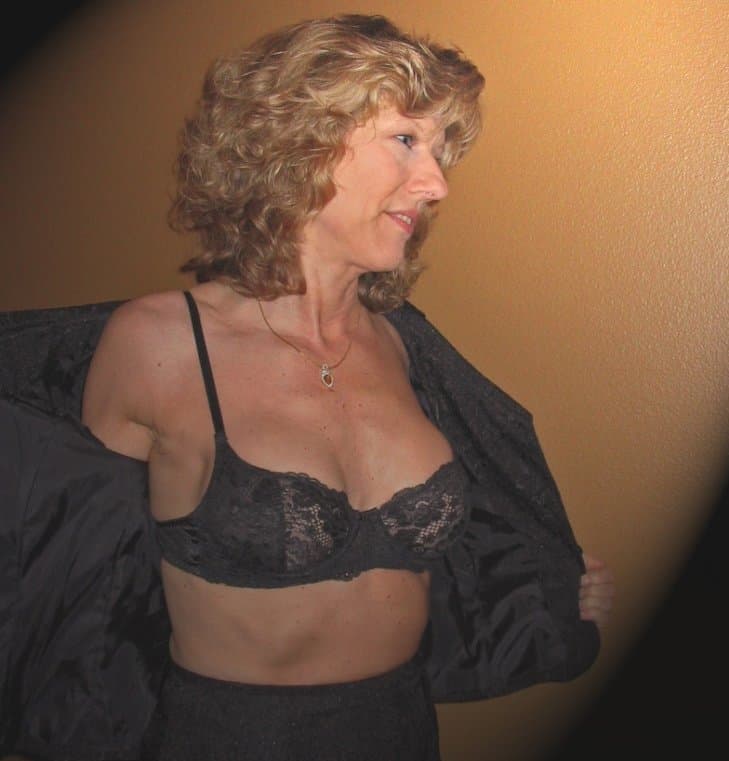 Gorgeous GILF Mary shows off her banging body