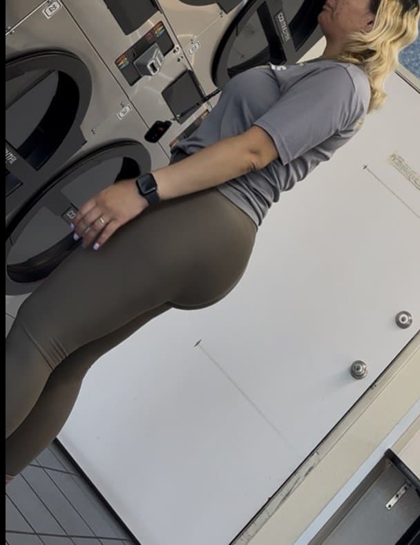 Laundromat Latina BBL MILF Booty in Leggins