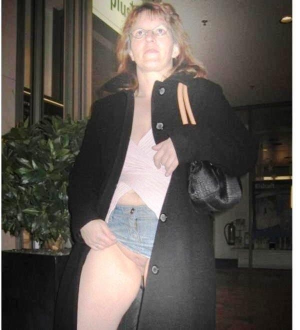 Kerstin ohne Slip unterm Rock (1)