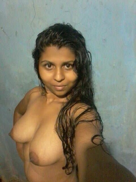 Sri Lankan sexy girl loves to show her sexy body