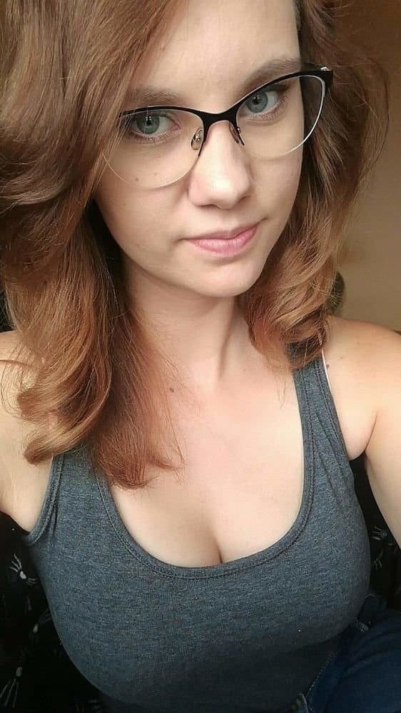 Cute foreigner Karolinka and her bangin natural curves! ?