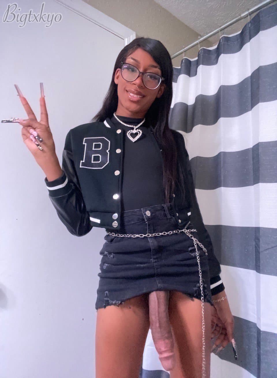 Lindas trans pauzuda de mini saia 02