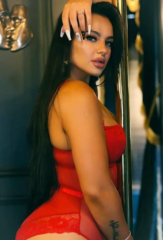 Agente penitenciária brasileira dando pra um preso na cadeia da Inglaterra