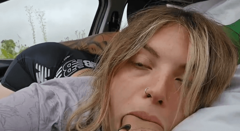 Stoned babe giving sloppy head in the car