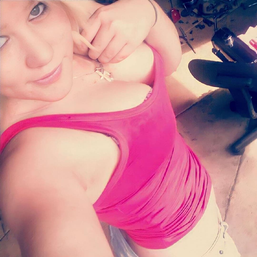 Fapping to this blonde pawg feels so fucking good