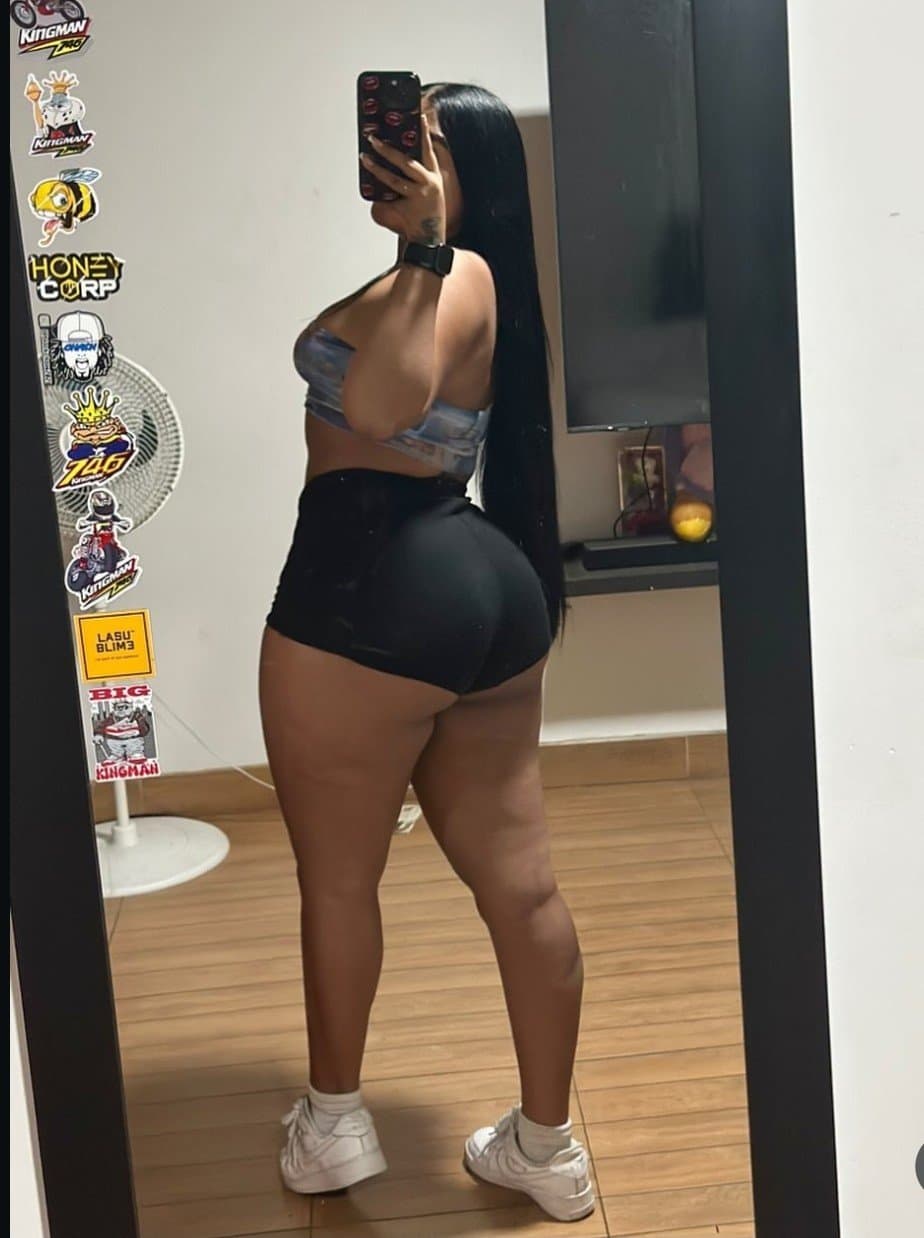 Click to view full size Sua gostosa! Td mundo vai se masturbar olhando sua bunda nesse site, que COXAS grossas e deliciosas