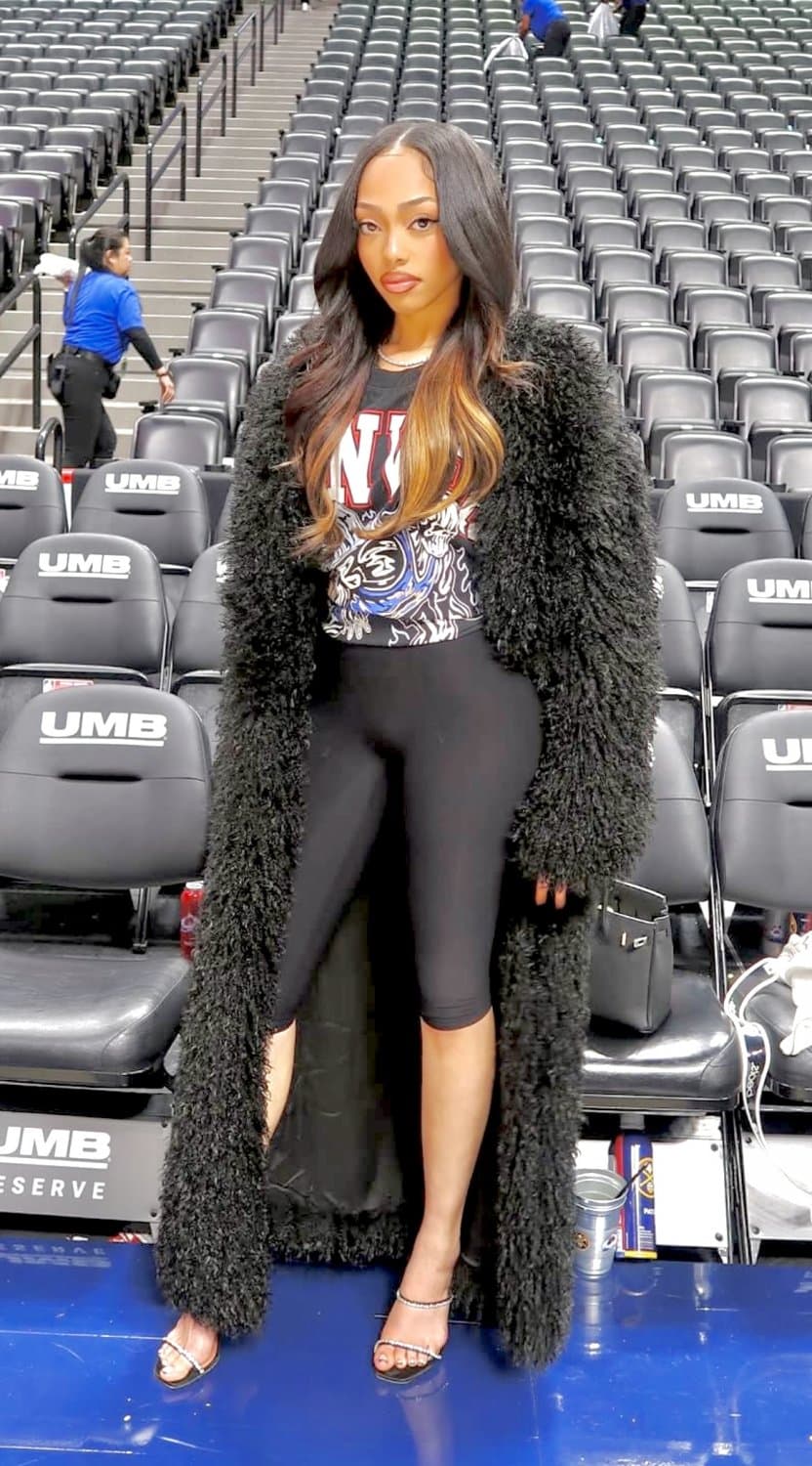 Jodie Woods exposing her tight mound camel toe. Fucking tight young black pussy