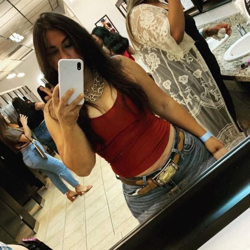 Bitch from Texas likes to show her feet