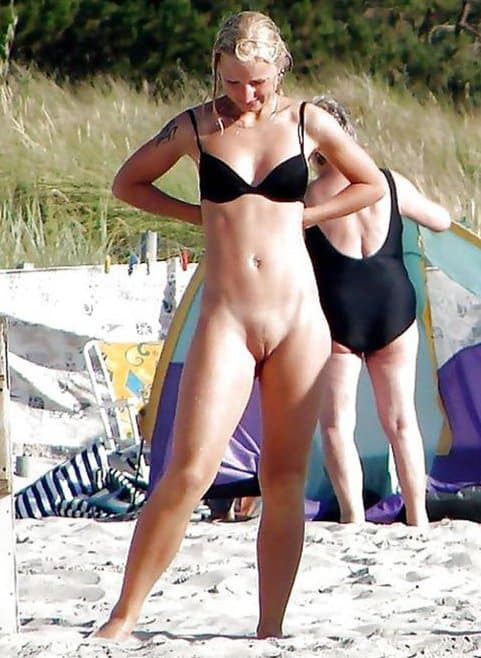 Bottomless Girls in Public 1