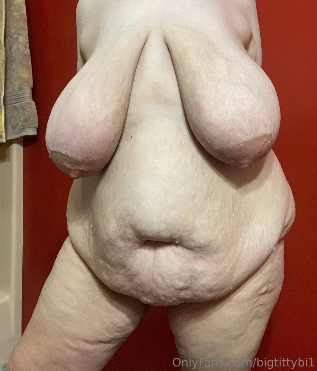 Ssbbw floppy tit babe fucks her fat pussy