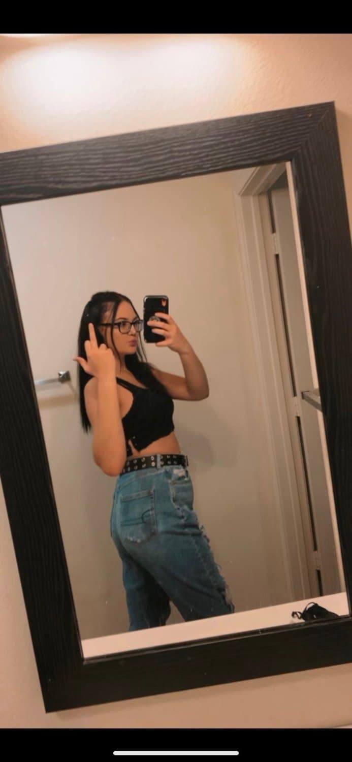 Hot slut Alexis love showing off