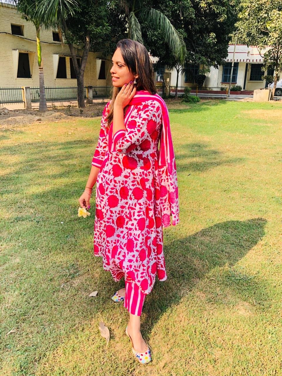 Beautiful punjabi girlfriend seducing her boyfriend with her naughty pictures and mms