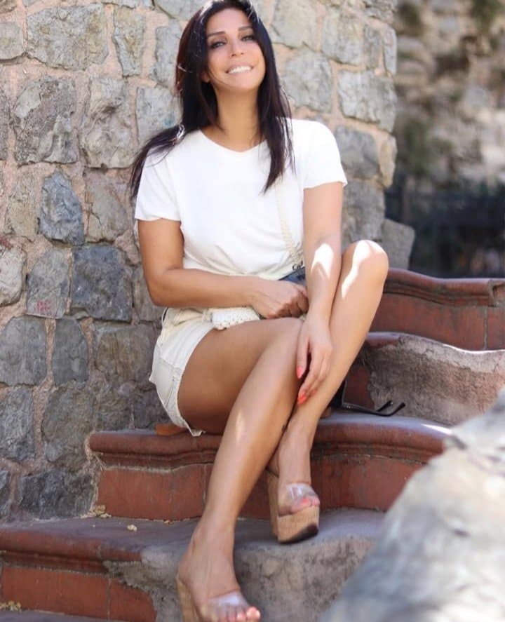 Sexy glamour feet pedicure milf